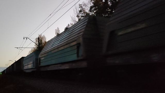 Октябрьский вечер на БМО, Электровоз ВЛ11 с поездом на большой скорости спешит домой