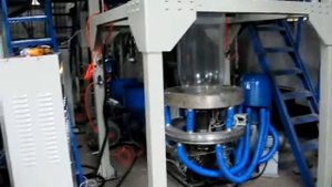 Работа выдувного пленочного экструдера ширина рукава 1000мм.