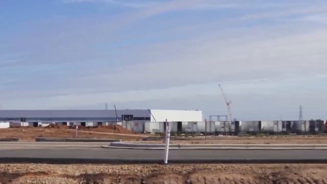 Lamborghini Urus vs. Tesla Cybertruck смотреть онлайн