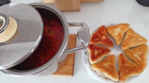 Простой обед, впрочем как у всех. Вечером чай с орешками.