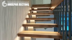 Лестница в на второй этаж с прямым маршем на монокосоуре