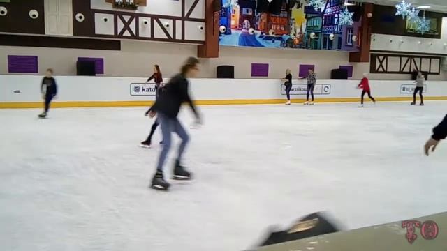 ЗИМНИЕ КАНИКУЛЫ НА ЛЕДОВОМ КАТКЕ 2020 смотреть онлайн