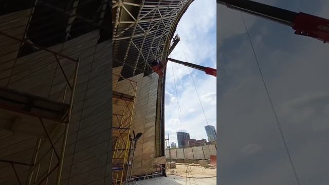 В московском «ЗИЛАРТе» строят дом с огромной золотой аркой. Вы только посмотрите на нее!