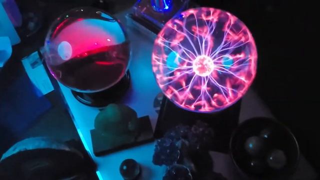 Lights, Lasers, Geodes, Crystal Balls, Plasma Ball and Tesla Coil Fun. смотреть онлайн