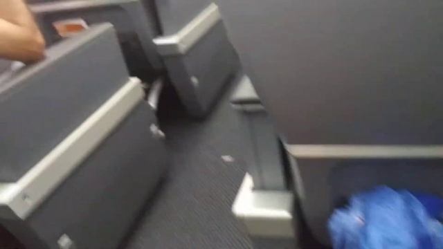 left middle seat empty on American Airlines because of the space problem смотреть онлайн