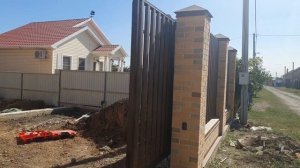 Забор под ключ штакетник. Ворота откатные штакетник. Кирпичный забор.