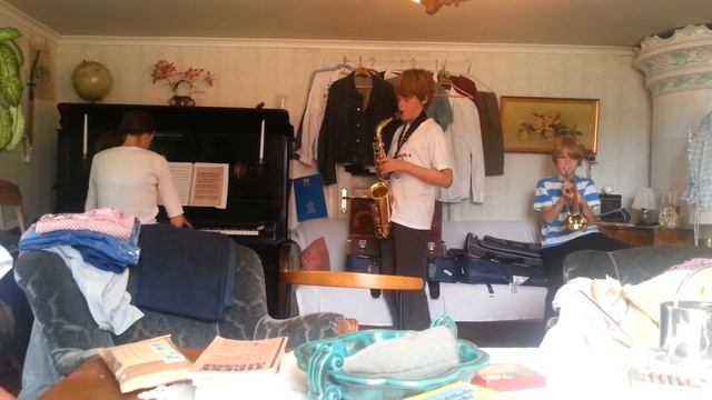 Carlsson trio rockar "Leende guldbruna ögon" смотреть онлайн