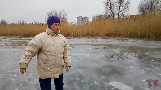 КАТАЕМСЯ НА КОНЬКАХ И НА ЧУНЯХ НА РЕЧКЕ смотреть онлайн