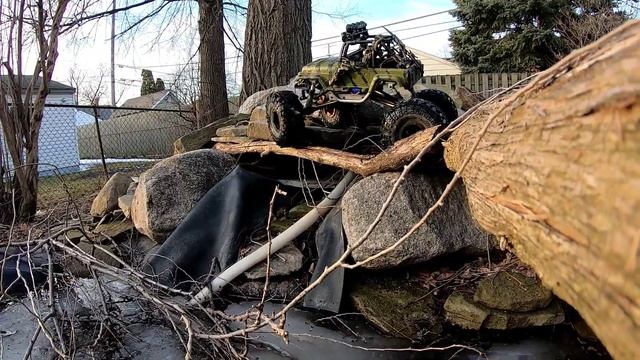 Trx4 zombie jeep crawling in the backyard, have a great day everyone 😀 смотреть онлайн