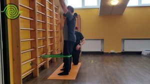 Уткатасана с резинкой при болях в коленях. Мастерская йогатерапевта