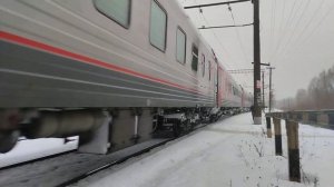 Проезд ТЭП70-0247 с поездом Калининград - Санкт-Петербург под мостом Александра Корсунова.