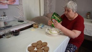 На завтрак бутерброды с майонезом и зеленью рассказываю и показываю как я их готовлю