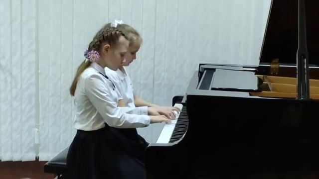 Фот Милана и Волкова Дарья (3кл) - Е.Дэвис "Give me mom only apple pie" смотреть онлайн