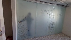 Цельностеклянная раздвижная перегородка c пескоструйным рисунком