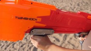 Обзор и распаковка Nerf Twinshock или нёрфим с девчонками на пляже с Нерф Твиншок
