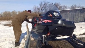 готовим снегоходы, грузим в прицеп