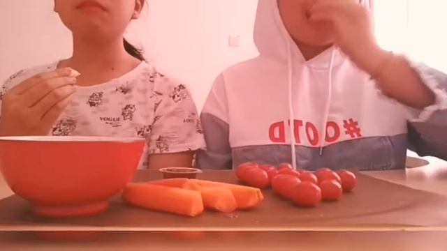 ASMR EATING CARROTS, APPLE AND CHEERY TOMATOES * CRUNCHY SOUNDS * смотреть онлайн