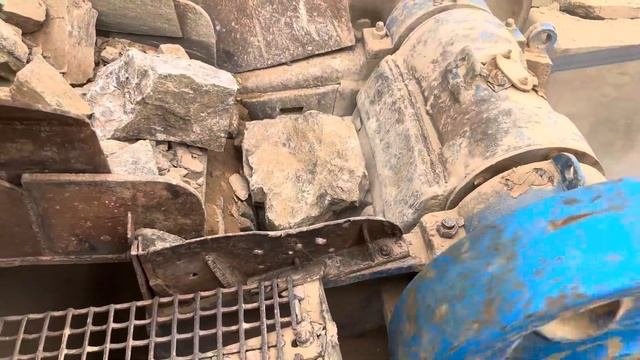 Строительство, дробление щебёнки