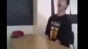 школьник кричит и бьется головой об парту мем оригинал