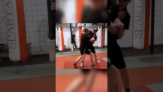 Встречный вход на укол и порез шеи. Ножевой бой. #shorts смотреть онлайн