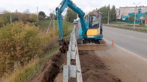 Работа мини эксковатора со стрелой робот за отбойниками