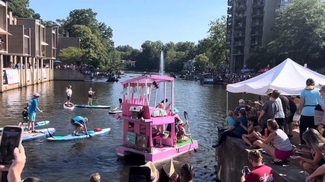 Лодка Барби (Barbie) - Lake Anne Cardboard Boat Regatta (Reston) #reston #сша #usa #virginia смотреть онлайн