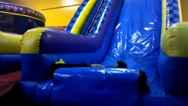 Lincoln and Josh at Pump It Up смотреть онлайн