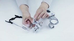 Установка осветителя EyeMag Light II на бинокулярную лупу ZEISS EyeMag Smart