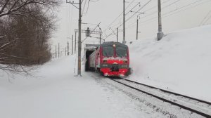 Электропоезд ЭД4М проезжает тоннель около станции Лось в Москве (15.01.2024)