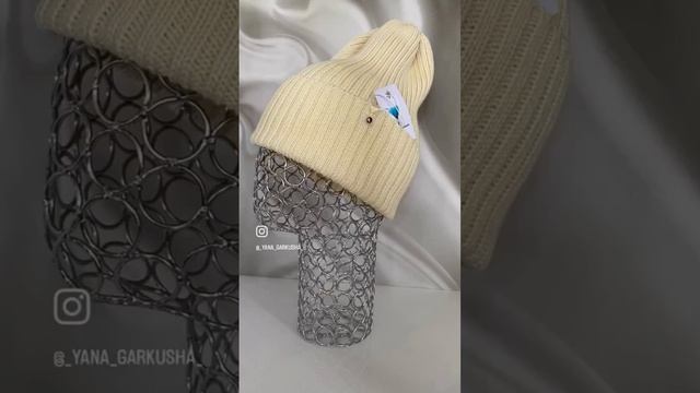 Собственное производство 💫 #моевсе #шапка #вязаннаяшапка #шапкарезинка #шапканавязальноймашине смотреть онлайн