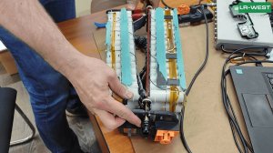 Вскрыли батарею гибридного Range Rover PHEV. Что внутри электромобиля.