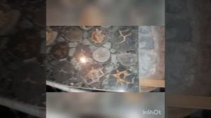 Столешница для стола из камня, аммонитов и септарий.