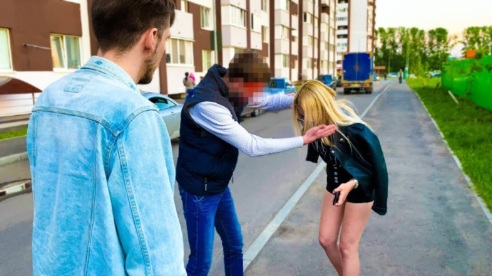 Просит незнакомку притвориться его девушкой. Перед девчонками. Приставать к человеку.
