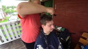 Стрижемся на даче) Хорошо, когда теща парикмахер)