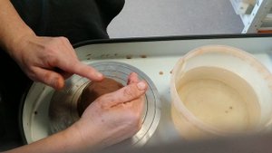 Урок первый - прикрепление комочка глины к диску и визуальная центровка комочка глины.