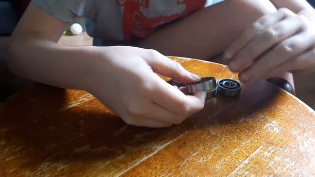 Даниэль делает первый спинер из подшипников. смотреть онлайн