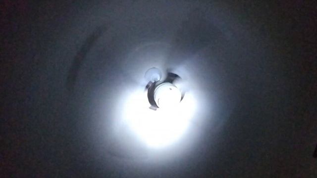 Flashlight facing spinning fan cuz why not? смотреть онлайн