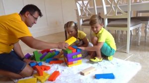 Диана и Рома играют на улице Outdoor games