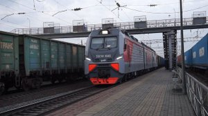 Электровоз 3ЭС5К-1566 с приветливым помощником.