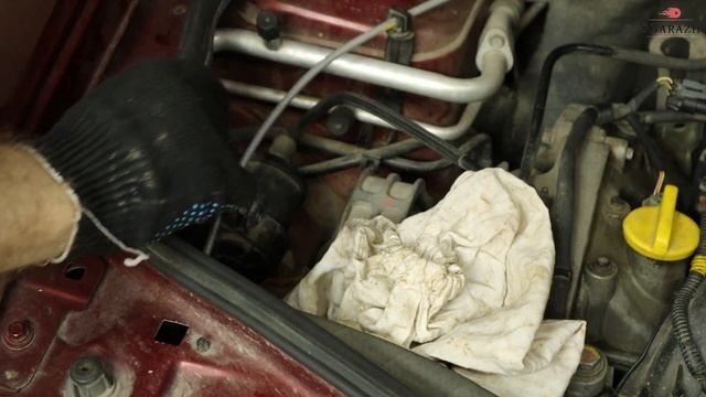Замена топливного фильтра под капотом Duster смотреть онлайн