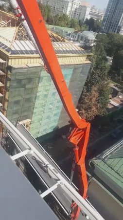 Подача бетона на крышу многоэтажного дома