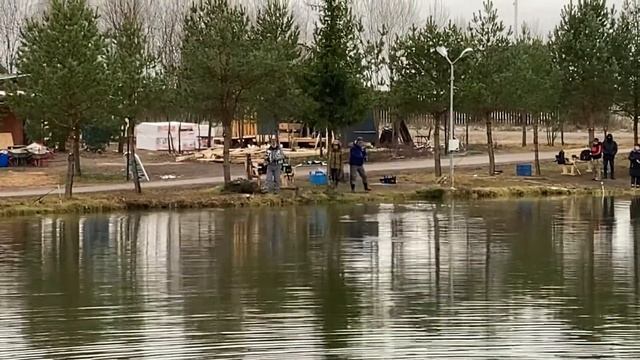 Основной - клев супер! Рыбаков много! смотреть онлайн