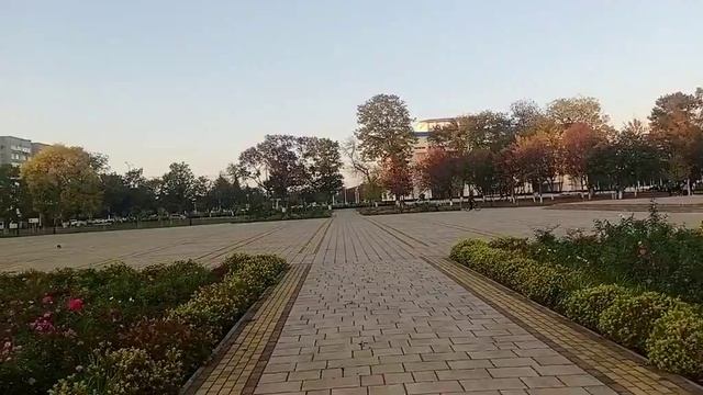 Майкоп. Прогулка с Танюшкой по центру.