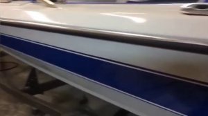 Нарисовал полосы на бортах лодки