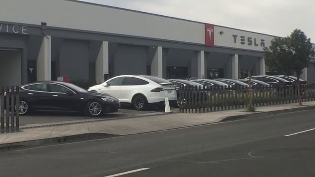 Tesla Shop Fence Anim 3 Feb 2k18 смотреть онлайн