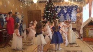 "Летит снежок"  Танец в исполнении детей