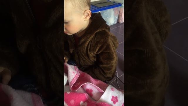 Братик играет с сестричкой забирает сосочку