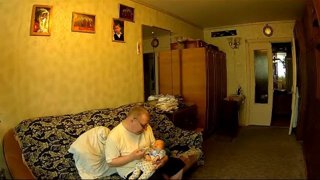 Дед с внуком беседует во время сна Савелия.