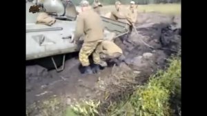 RUSSIAN TANK BTR 80 STUCK IN THE MUD РУССКИЙ БРОНЕТРАНСПОРТЁР БТР 80 ЗАСТРЯЛ В ГРЯЗИ