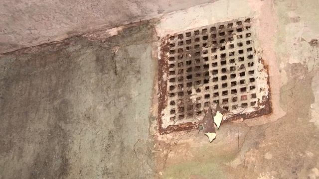 Как люди выживают в непригодных для этого условиях в аварийном доме.